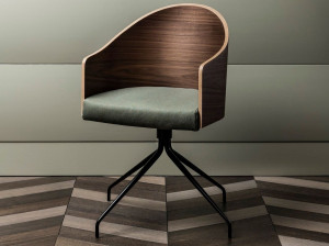 Деревянный стул