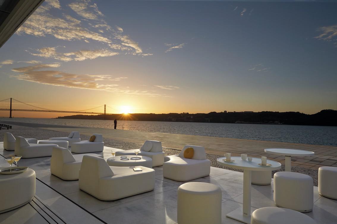 Правое угловое сиденье морская кожа белого цвета Manutti Moon Island MNST423 - Вид №7