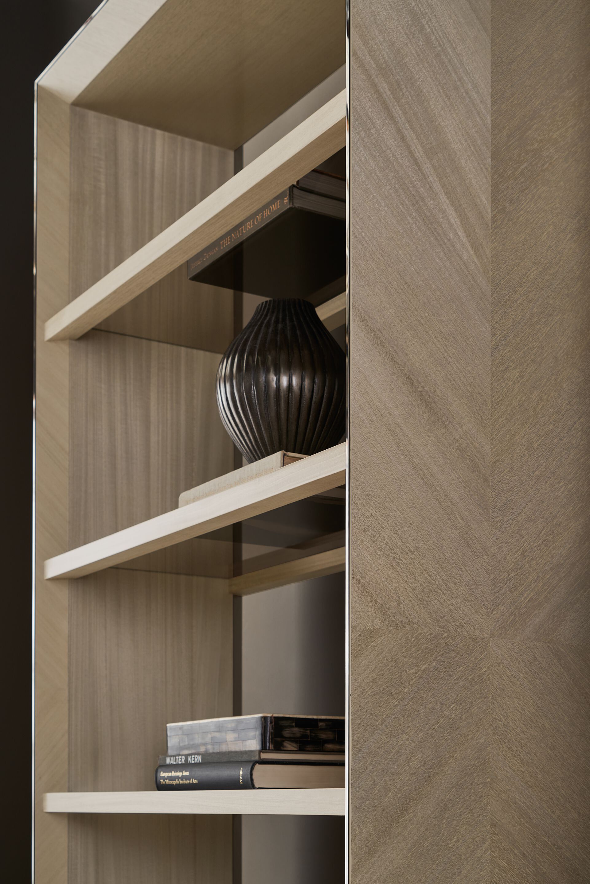 Деревянный отдельно стоящий книжный шкаф Caracole HIGH RISE ARCH-00108880 - Вид №2