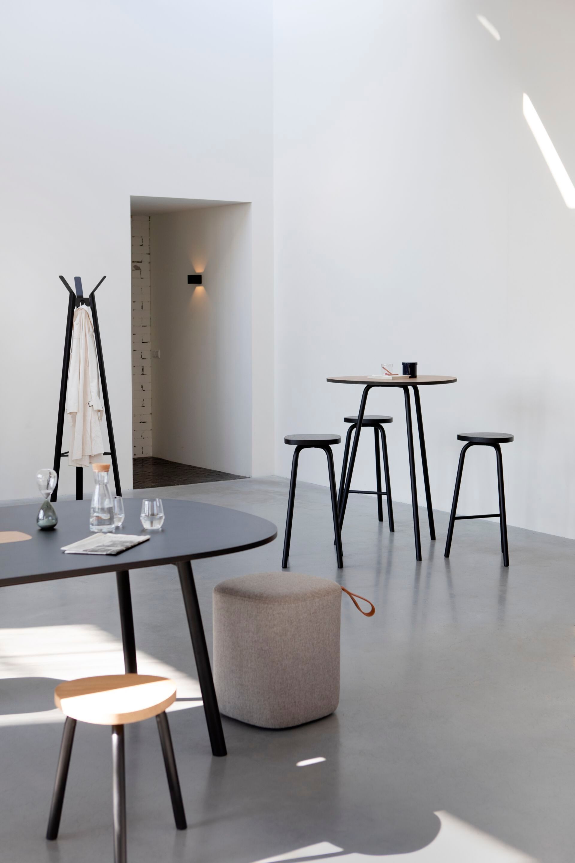 Прямоугольный стол для совещаний из стали и дерева с системой люверсов Cascando Pully ARCH-00081739 - Вид №3