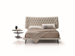 Двуспальная кровать с капитонным изголовьем