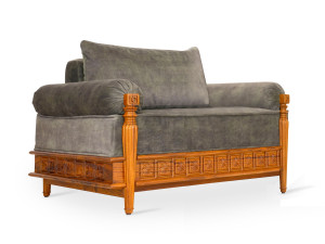 Тканевое кресло с подлокотниками