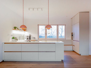 Встроенная линолеумная кухня с полуостровом