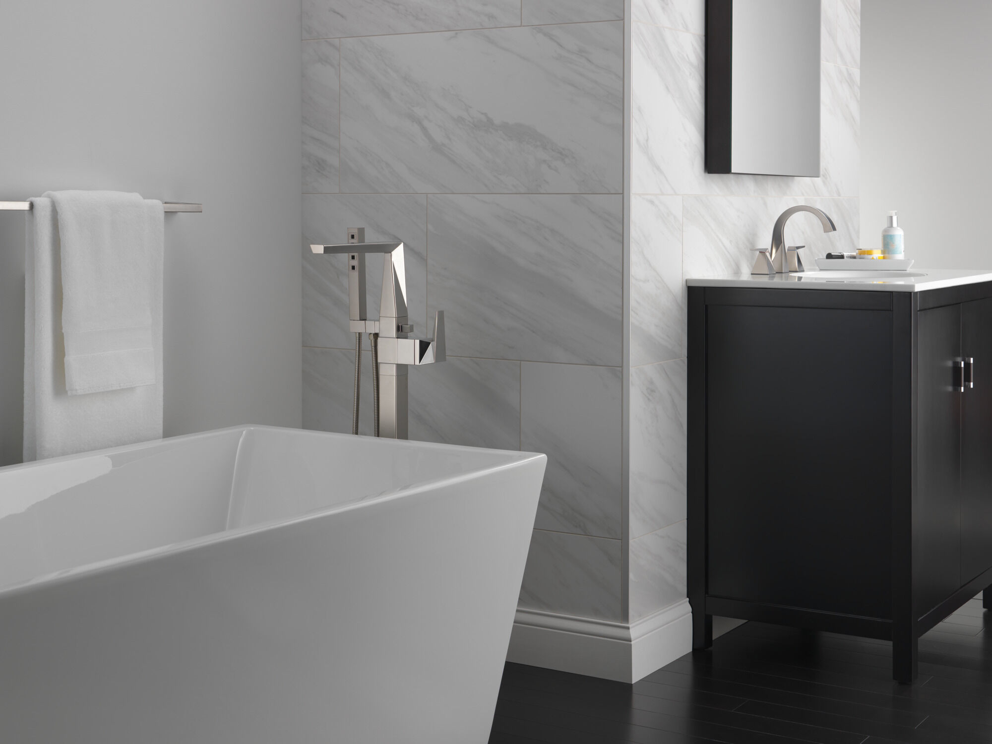 Накладка наполнителя ванны на полу с одной ручкой Delta Faucet T4777-SSFL - Вид №2