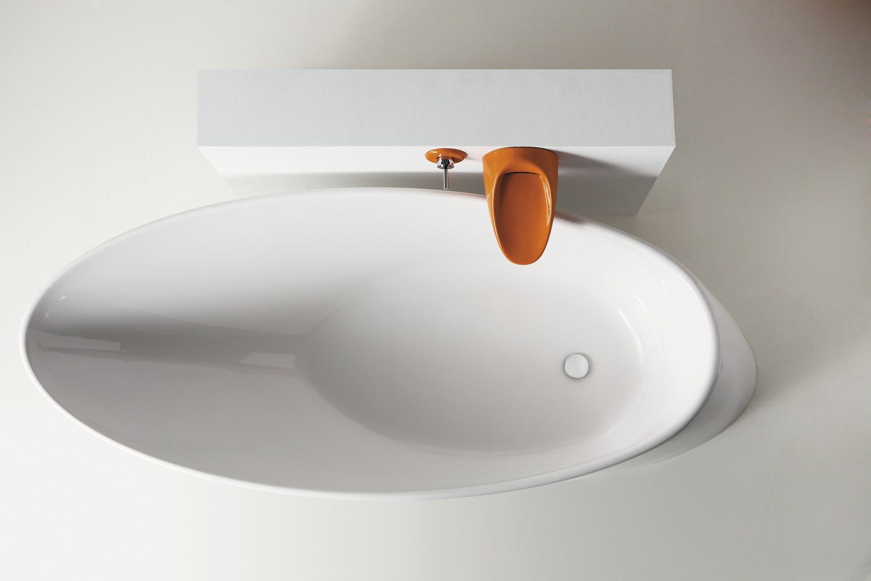 Овальная каменная ванна в центре комнатыluce® GSG Ceramic Design ARCH-00049729