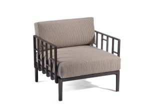 Тканевое кресло с подлокотниками