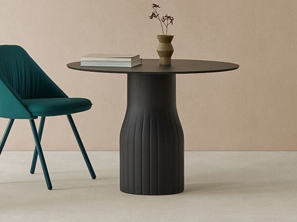 Круглый стол с основанием из переработанного полиэтилена Mobboli Kurt ARCH-00147187