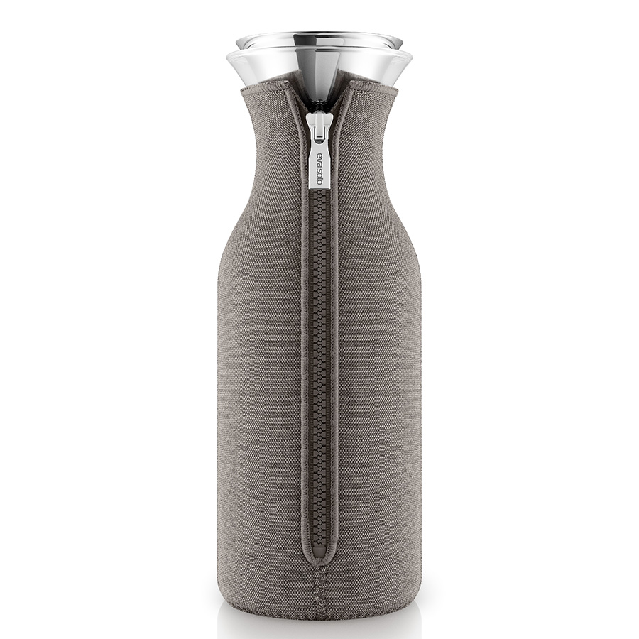 567994 Графин fridge в неопреновом текстурном чехле, 1 л, серо-коричневый Eva Solo 