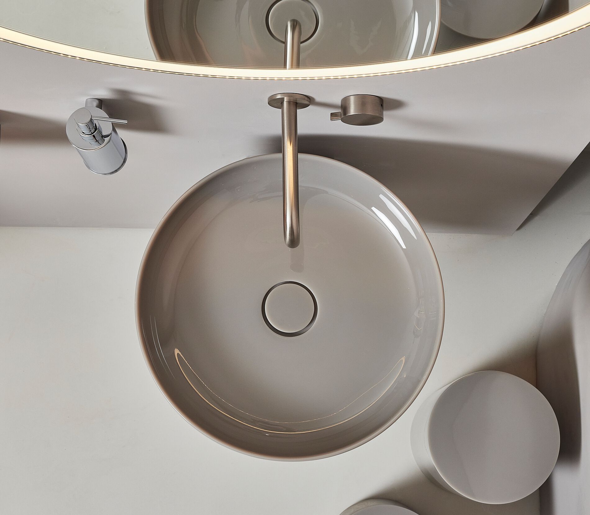 Круглый подвесной умывальник из смолы Vallvé NILO ARCH-00088540 - Вид №4