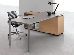 Прямоугольный стол со встроенной полкой