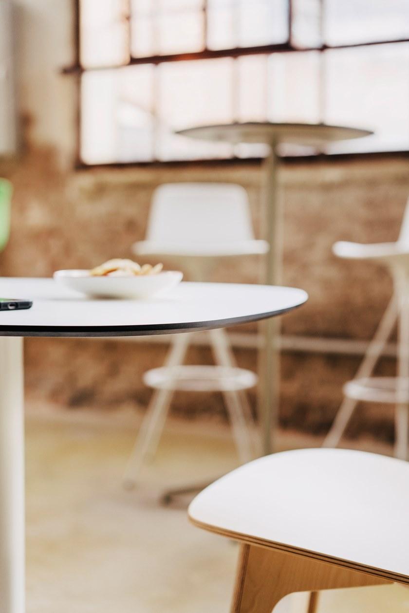 ENEA Квадратный стол со стальным основанием и столешницей из hpl Lottus tables sun-id-1393373 - Вид №3