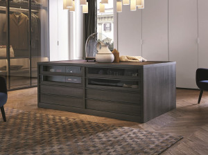 Деревянный комод