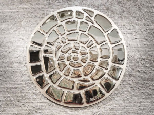 Декоративный предмет из зеркального стекла