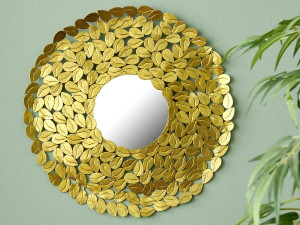 Настенное зеркало в рамке