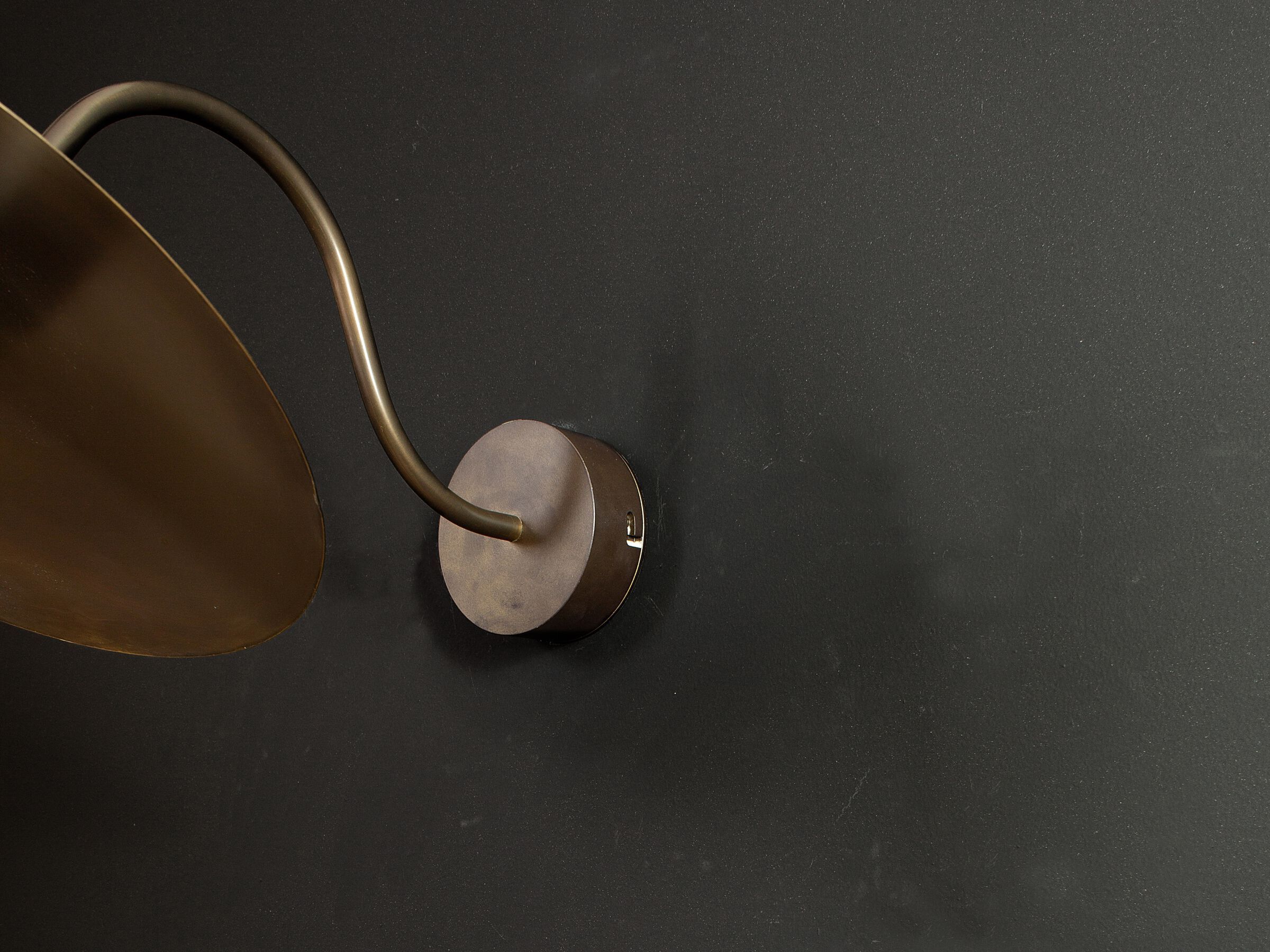 Латунная светодиодная наружная настенная лампа Renzo Serafini блюдце ARCH-00069303 - Вид №2