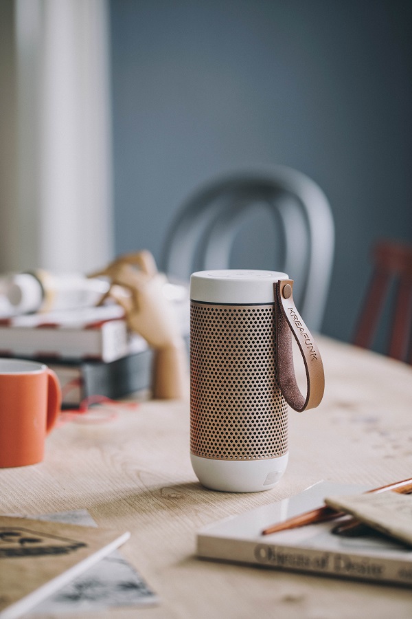 Колонка беспроводная с ремешком aFUNK, белая с бронзой KREAFUNK KFCD01 - Вид №1