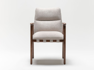 Тканевый стул с подлокотниками