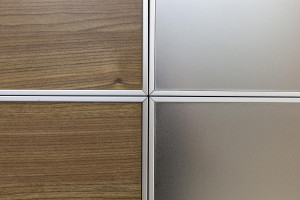 FSRT730 Интерьер лифта Levele-103 с панелями из нержавеющей стали с отделкой из каймового камня и изготовленным по индивидуальному заказу ламинатом в центре матери и ребенка в больнице Abbott Northwestern и детской больнице, Миннеаполис, Миннесота Forms-s Forms-surfaces 