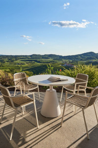 Круглый садовый стол