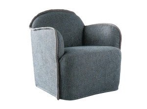 Тканевое кресло с подлокотниками