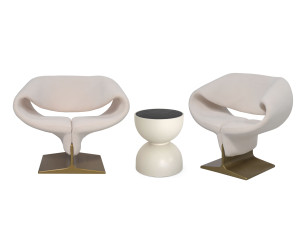 Тканевое кресло с подлокотниками