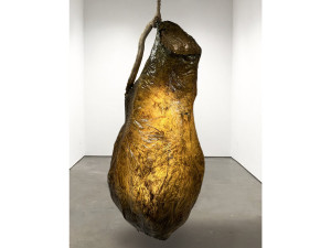 Яркая скульптура