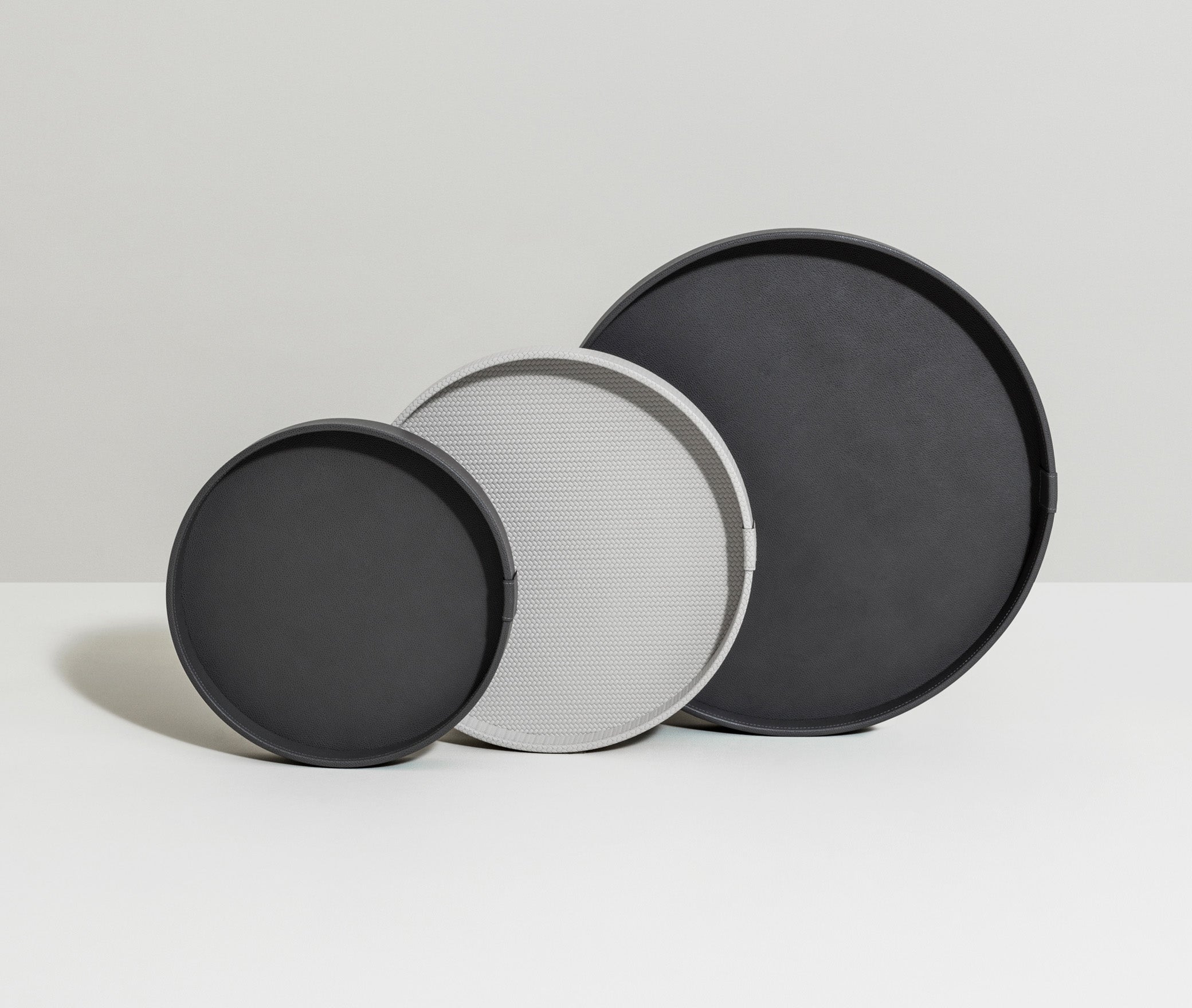 Gea Круглый поднос - Ø 45 см / плетеная кожа_темно-серый Pinetti 00.0148.061.055 - Вид №1