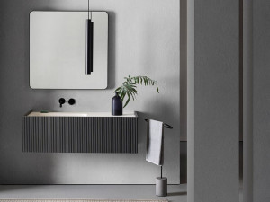 Состав ванной комнаты с раковиной, зеркалом и лампой