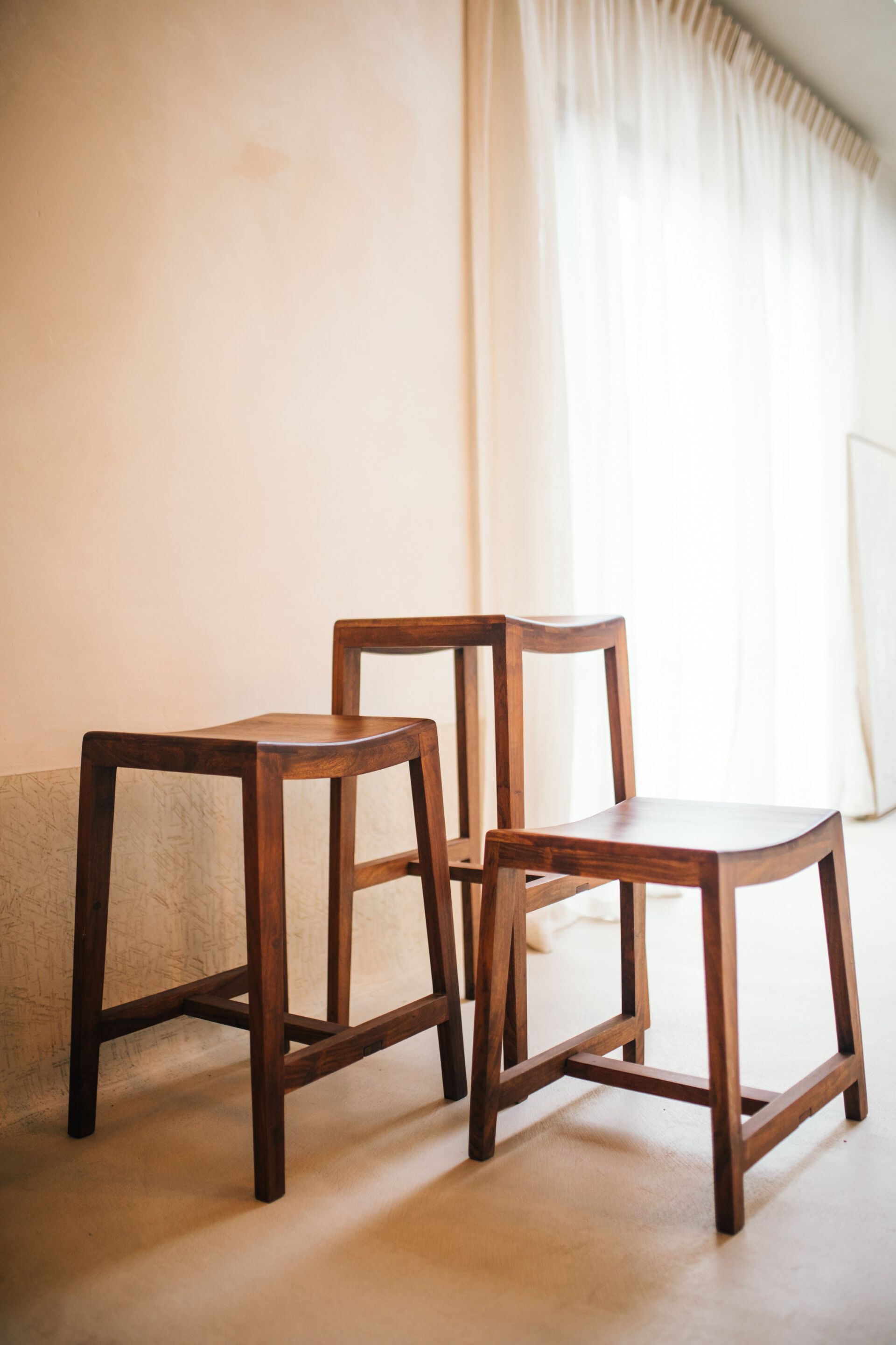 Высокий кухонный табурет из манго с подставкой для ног POMAX KENT ARCH-00119444 - Вид №10