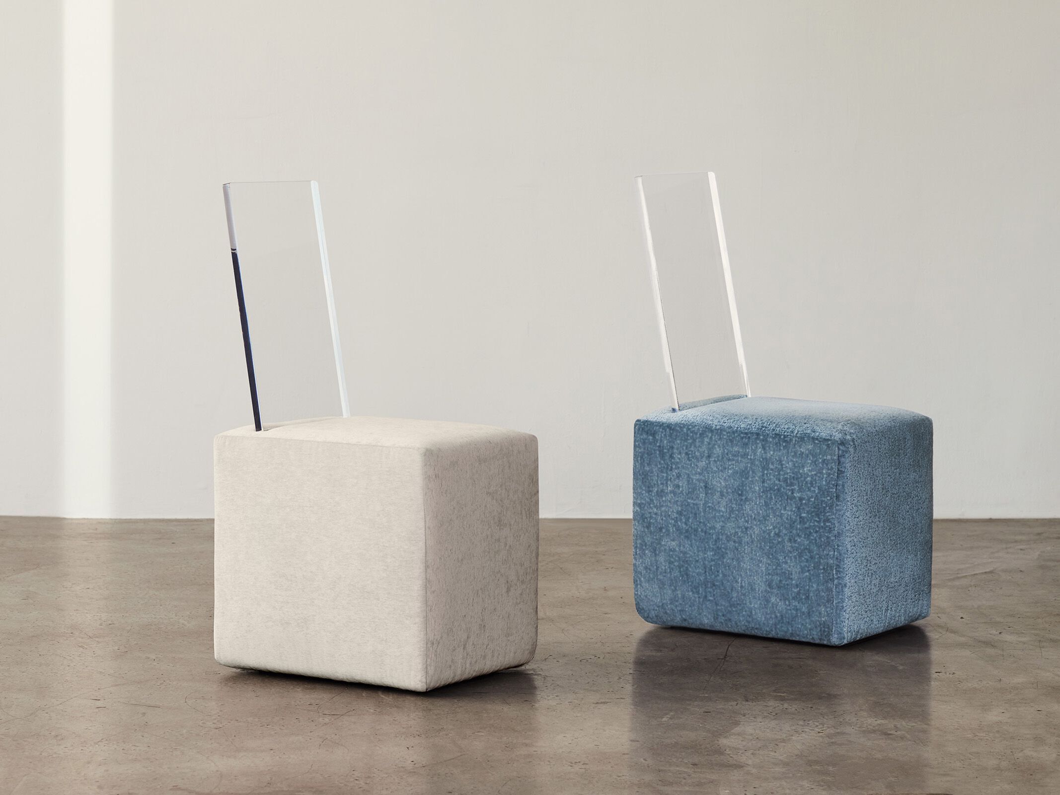 Стул из ткани с прозрачной люцитовой спинкой Caroline Chao BLOC ARCH-00038254 - Вид №1