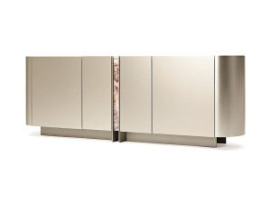 Деревянный шкаф с распашными дверями