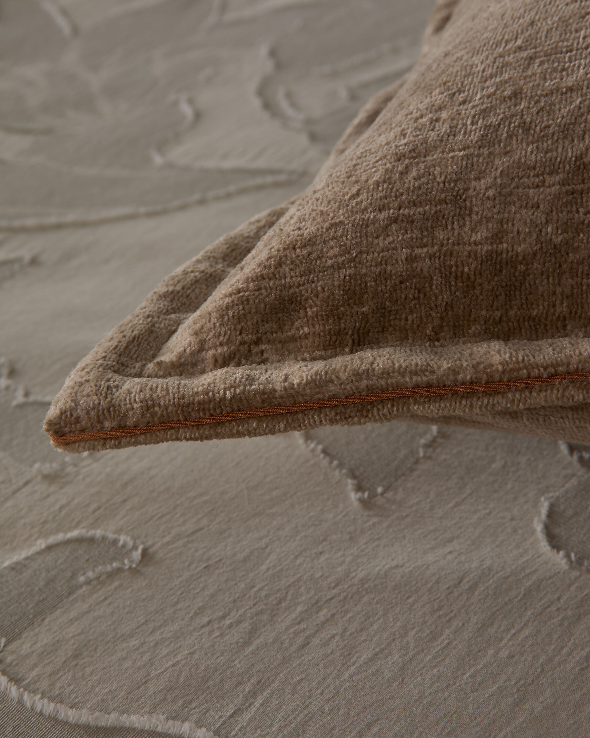 Квадратная подушка из ткани Society Limonta девиз ARCH-00110729 - Вид №3