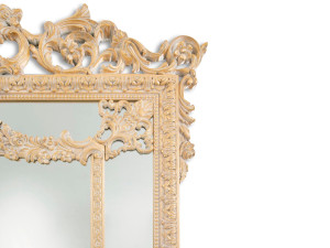 Прямоугольное деревянное зеркало с рамой стены