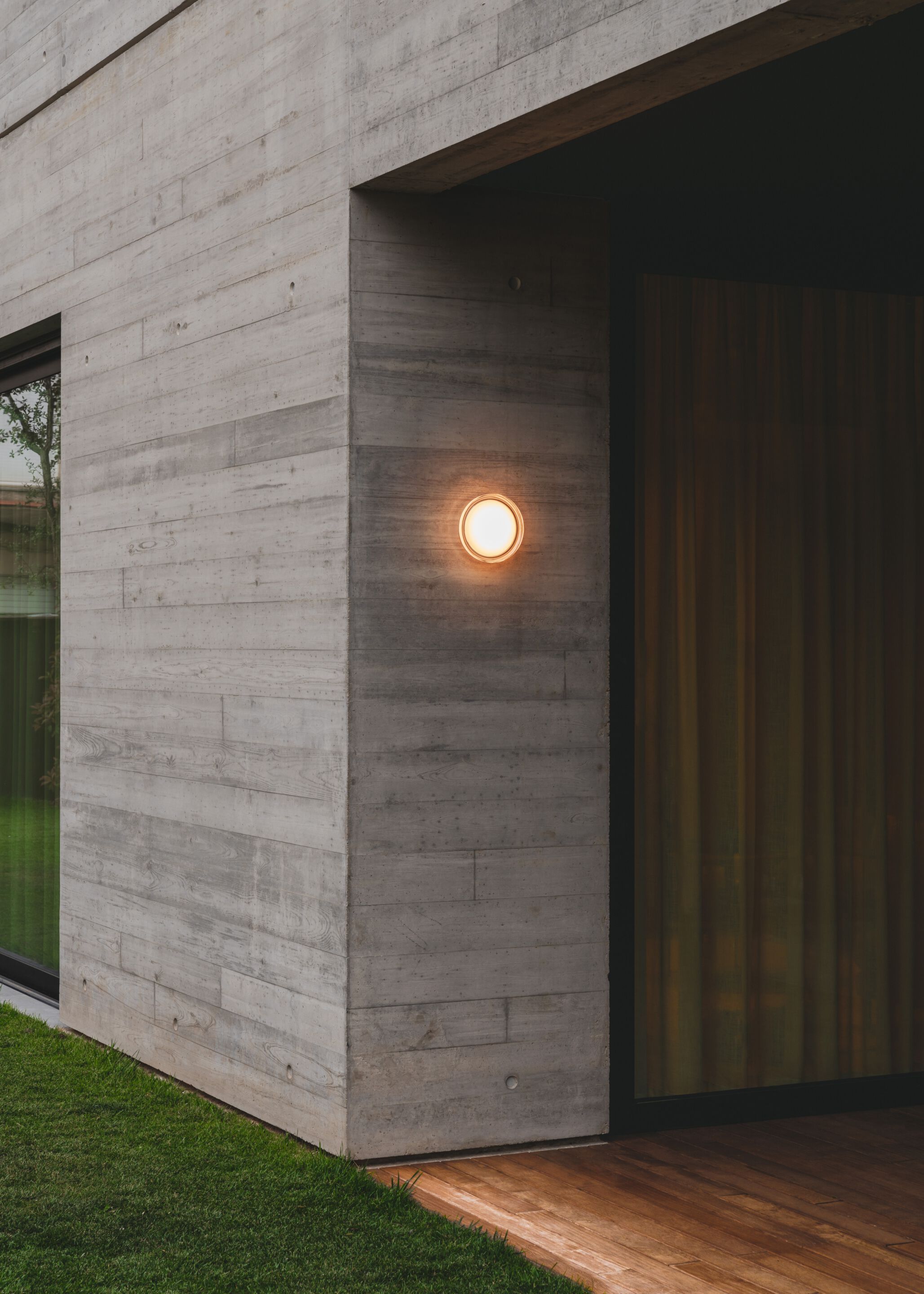 Алюминиевый и стеклянный светодиодный настенный светильник Vibia DOTS GLASS ARCH-00114364 - Вид №3