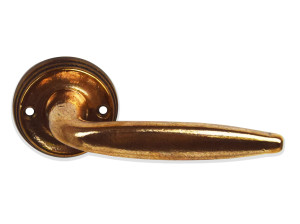 Бронзовая ручка на розетке