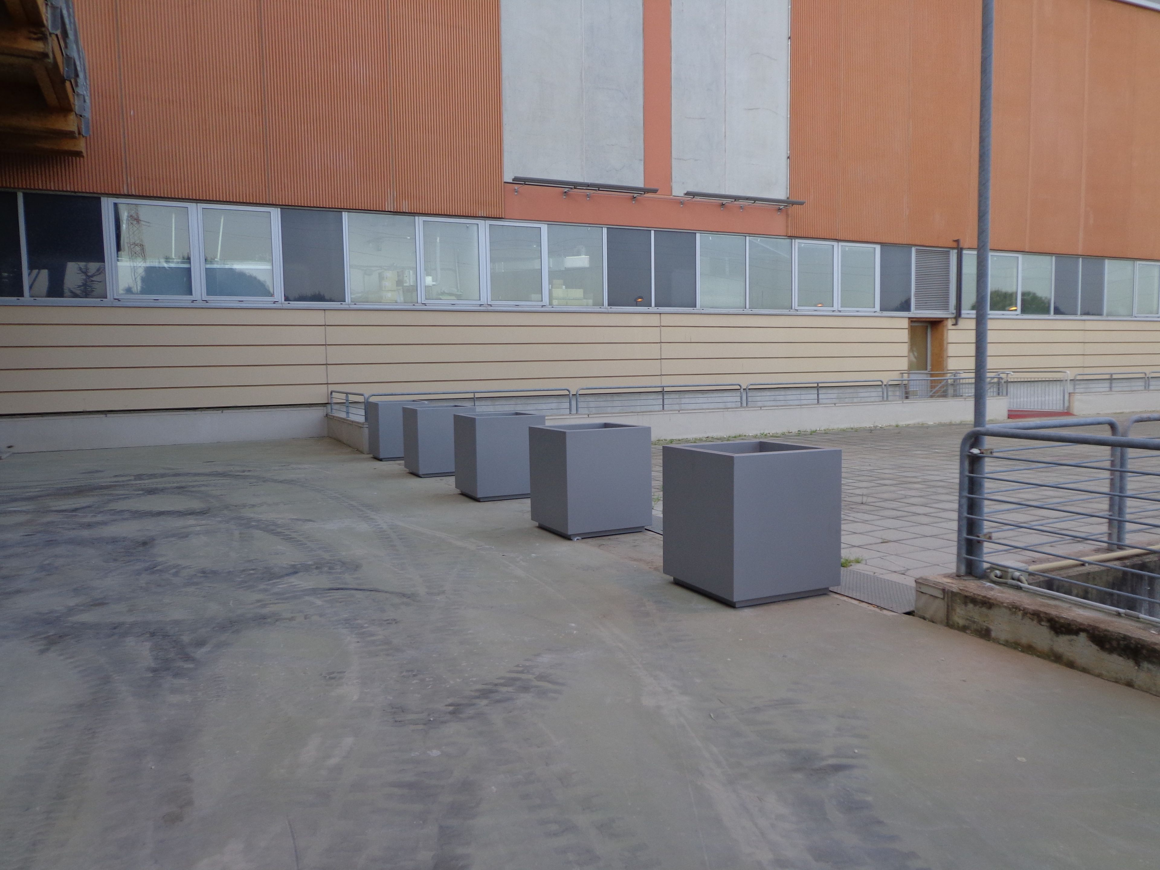 Квадратный плантатор из оцинкованного листа Viscio Urban Design FIORIERA ANTITERRORISMO ARCH-00086632 - Вид №15