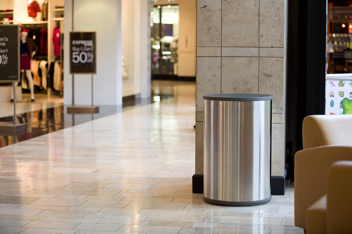 Универсальный контейнер для мусора и утилизации, 36 галлонов, верхнее отверстие, трехпоточный, изображение "бутылки и банки" на синем фоне, изображение "бумага" на синем фоне, "мусор" на сером фоне и корпус из нержавеющей стали с сатинированной отделкой F Forms-surfaces FRMR194 - Вид №18