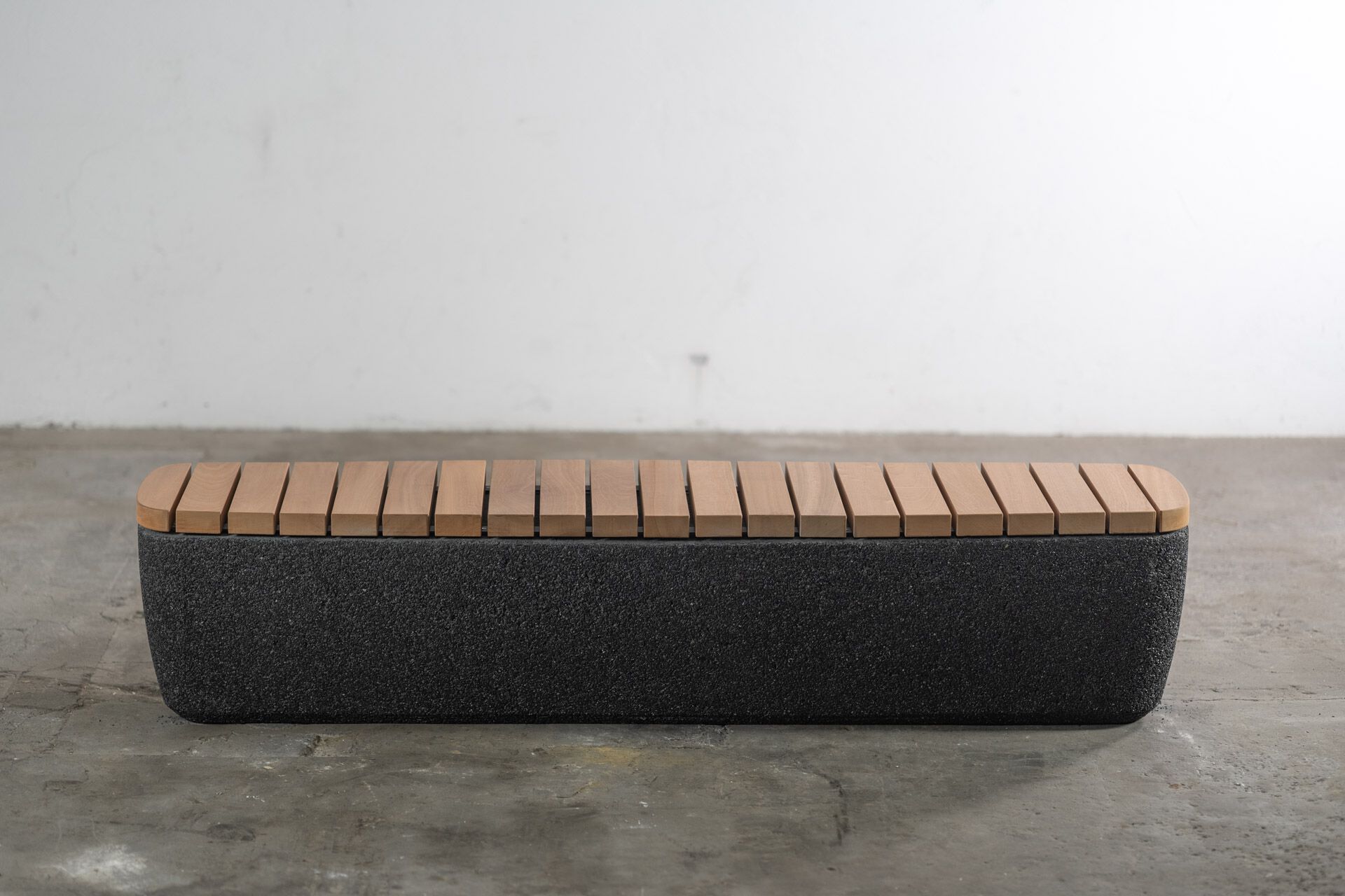 Скамейка из бетона и красного дерева без спинки Kremen ARCH-00031731 - Вид №7