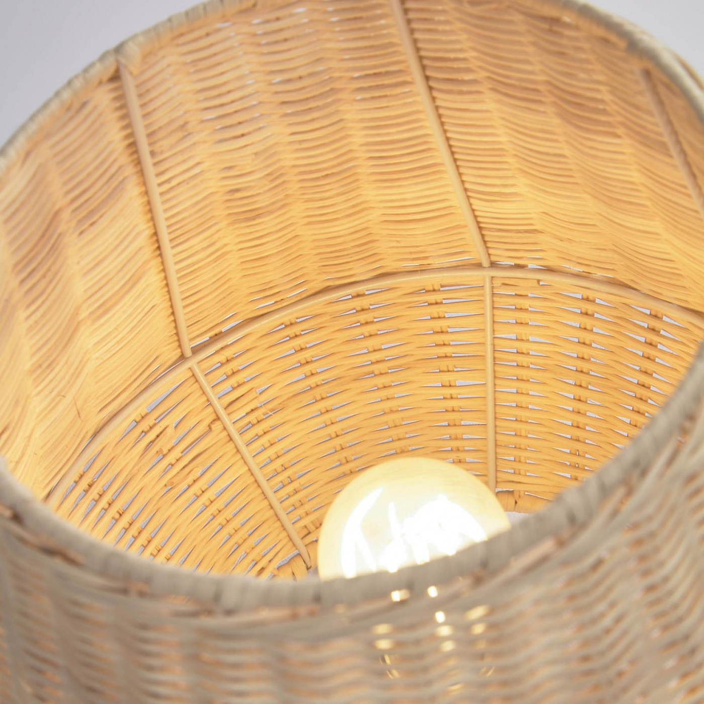 108604 маленькая настольная лампа из ротанга с натуральной отделкой La Forma Kamaria 