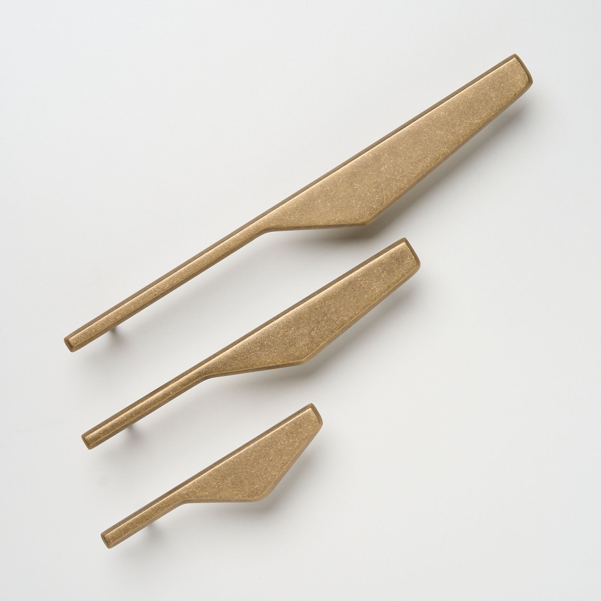 Латунная мебельная ручка Lo & Co Interiors Line Series ARCH-00089012 - Вид №15