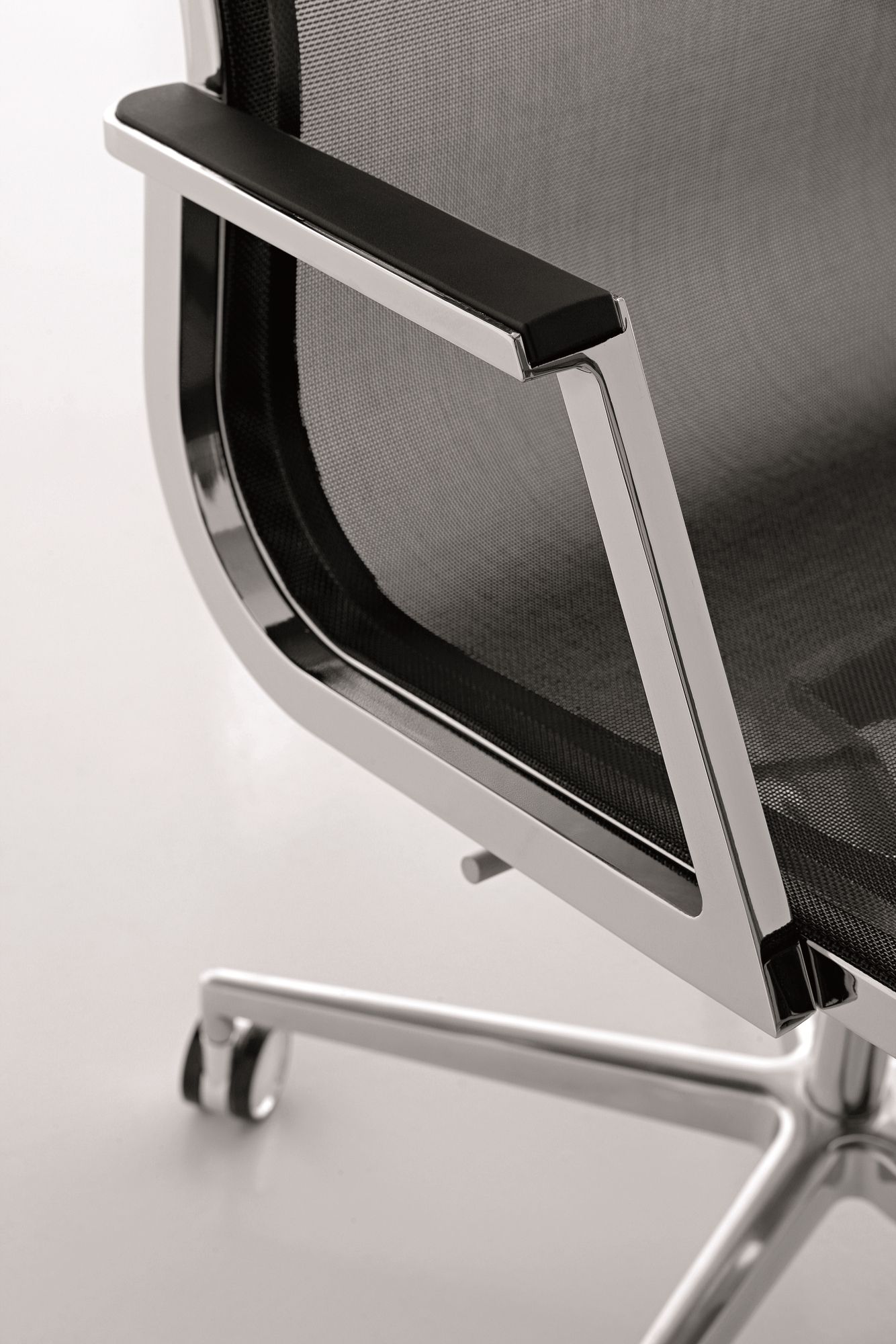 Сетчатое вращающееся офисное кресло с высокой спинкой Luxy Nulite ARCH-00085160 - Вид №2