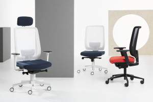 Регулируемое по высоте вращающееся офисное кресло