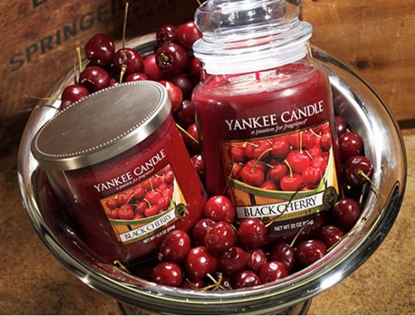 Свеча средняя в стеклянной банке "Черная черешня" Black cherry 411 гр 65-90 часов YANKEE CANDLE  268027 Красный  - Вид №1