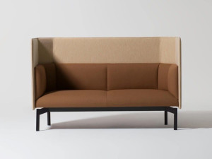 2-местный тканевый диван с высокой спинкой