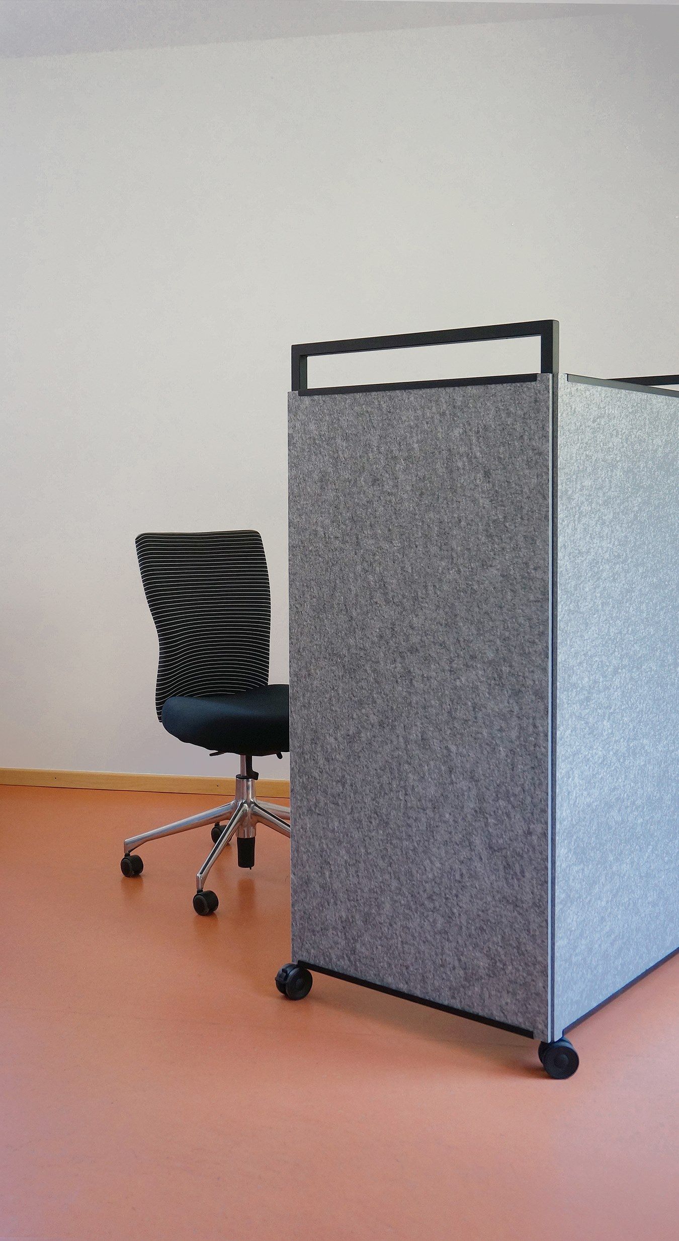 Рециркулированный ПЭТ регулируемая высота стол на колесах с электрической розеткой ECHOJAZZ MCART ARCH-00131553 - Вид №6