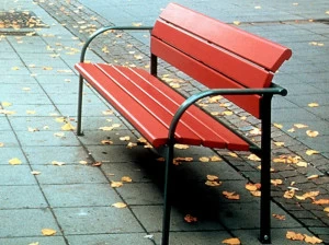 Nola Industrier Скамейка из дерева с подлокотниками Kalmar