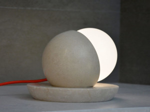 Светодиодная настольная лампа из камня