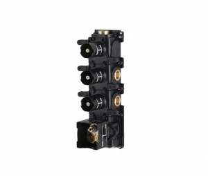 Термостатический клапан 3-х ходовой с восковым термоэлементом. ¾ ”разъемы. Встроенное отключение. Расход при 3 барах (смешанная вода) на 1 водный путь составляет 36,5 л / мин. Для 2-х водных путей одновременно это 39,5 л / мин, которые должны распределять