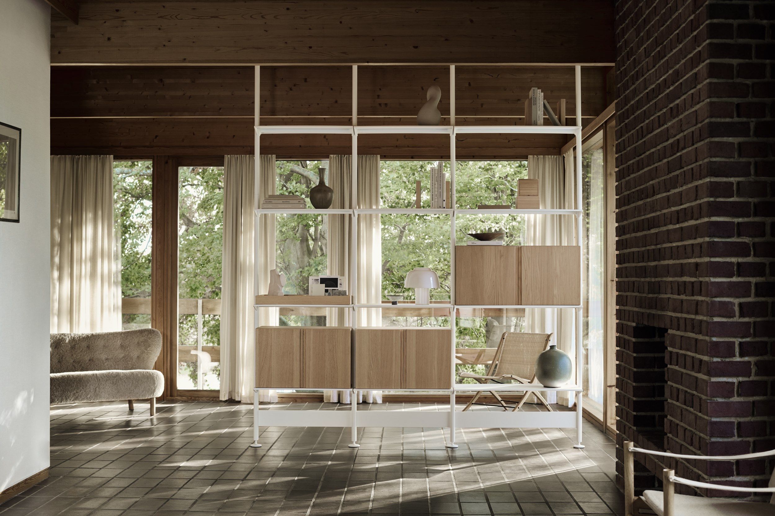 Книжный шкаф из алюминия и дерева с креплением пол-потолок String Furniture Pira ARCH-00108693 - Вид №4