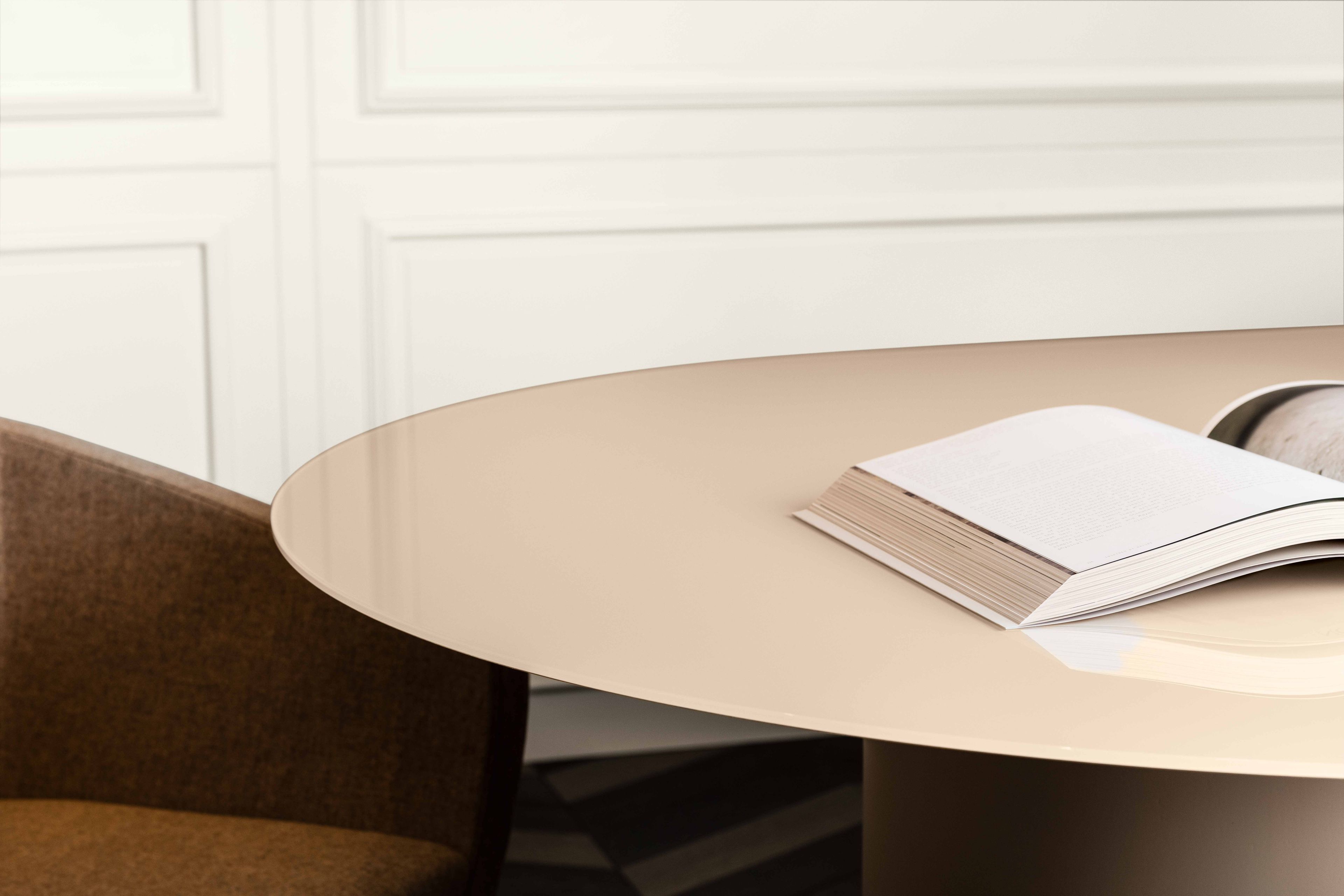 Стеклянный овальный стол с деревянными цилиндрическими опорами L'Ottocento архетип ARCH-00004996 - Вид №1